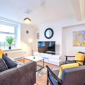Holiday home Casa One Hundred - A Beautiful 4 Bed House On The Front, Swansea